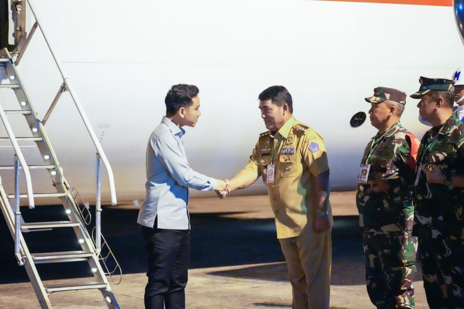 Wapres Gibran Tiba di Manado, Gubernur Yulius Sambut di Bandara