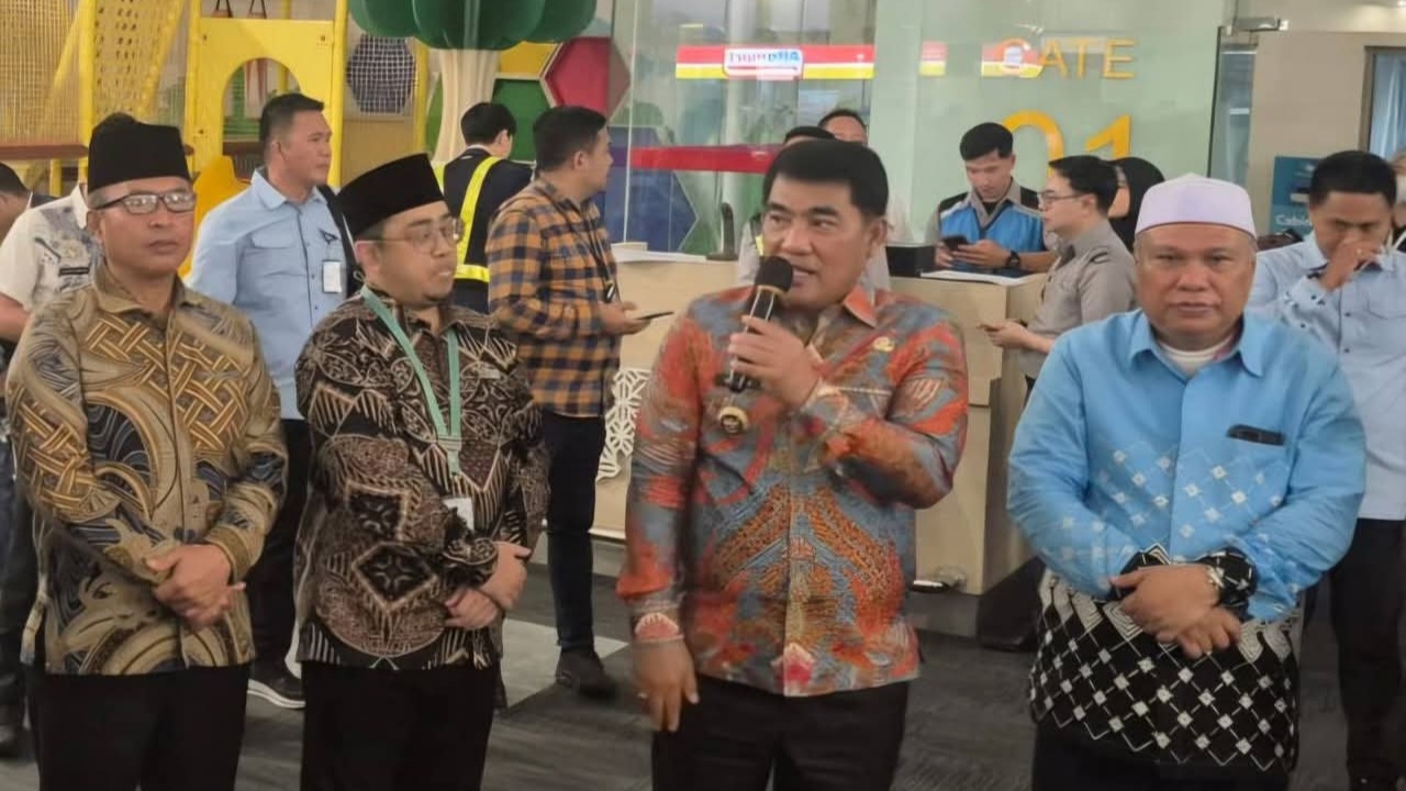 Gubernur Yulius Kembali Lepas 394 Jemaah Haji Sulut di Bandara Sam Ratulangi