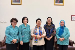 Titiek Soeharto Kunjungi Sulut, Ketua TP-PKK Anik Selvanus Sambut di Ruang VIP Pemprov